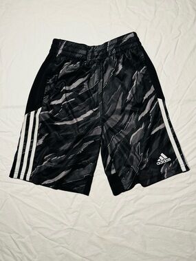 ADIDAS Youth “Black Gray” Mid Rise Camo Shorts Size Medium
